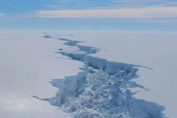 Vết nứt tại thềm băng Larsen C ở Nam Cực. Ảnh: AFP/ TTXVN