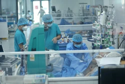 Điều trị cho bệnh nhân COVID-19 nặng tại bệnh viện điều trị COVID-19 Y Hà Nội. Ảnh: Minh Quyết - TTXVN