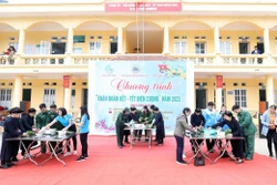Bộ Chỉ huy Bộ đội Biên phòng tỉnh Lạng Sơn và Cụm 1 các doanh nghiệp Trung ương tại tỉnh Lạng Sơn tặng xe đạp cho học sinh có hoàn cảnh khó khăn xã biên giới Tân Minh. Ảnh: Anh Tuấn – TTXVN