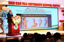 Giáo sư, Bác sĩ Lê Quang Nghĩa, Bệnh viện Bình Dân trình bày những nghiên cứu mới trong điều trị ung thư thực quản. Ảnh: Ánh Tuyết – TTXVN