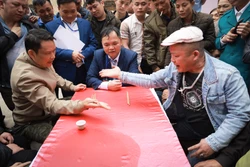 Với đồng bào các dân tộc Tày, Nùng, khi cộng đồng hay gia đình có cuộc vui thì không thể thiếu "Lày cỏ" nhằm tạo không khí sôi động. Ảnh: Vũ Tiệp