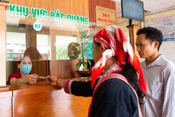 Nhờ những chính sách hỗ trợ bảo hiểm y tế, người dân là người đồng bào dân tộc thiểu số giảm tải áp lực kinh tế khi đến khám và điều trị tại các cơ sở khám, chữa bệnh. Ảnh: Nam Thái - TTXVN