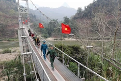 Một buổi tuần tra biên giới của các chiến sĩ Đồn Biên phòng Mỹ Lý và lực lượng chức năng, nhân dân địa phương. Ảnh: Trần Việt