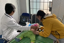 Khám tầm soát bệnh tim bẩm sinh miễn phí cho trẻ em miền núi Phú Yên