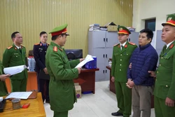 Cơ quan công an thi hành lệnh bắt tạm giam bị can Nguyễn Văn Toản. Ảnh: Cơ quan công an cung cấp