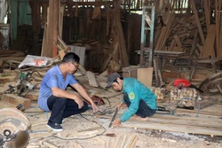 Ông Nguyễn Văn Minh nâng tầm nghề mộc truyền thống