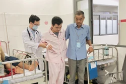 Bệnh nhân có thể bước đi sau can thiệp. Ảnh: TTXVN phát