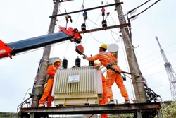 Điện lực Tân Uyên (Lai Châu) thay máy biến áp phục vụ chống quá tải. Ảnh: Nguyễn Oanh – TTXVN