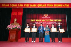 Tặng Bằng khen của Bộ trưởng Bộ Giáo dục và Đào tạo cho học sinh đoạt Huy chương Vàng Olympic và Khoa học kỹ thuật quốc tế năm 2023. Ảnh: Thanh Tùng - TTXVN