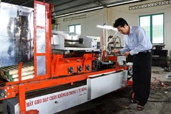 Nguyễn Hồng Chương người đưa máy tự chế vươn ra thế giới