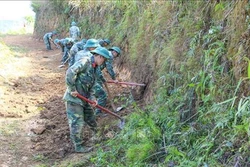 Tình quân dân trên bản vùng cao Huổi Chan 2