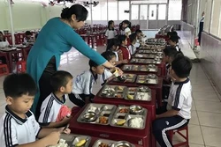 Kiểm soát thực phẩm bữa ăn học đường ở Thanh Hóa còn nhiều mối lo