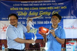 Lắp đặt hệ thống điện mặt trời miễn phí cho đồng bào Hre ở Quảng Ngãi