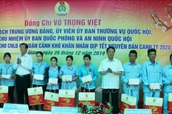 Tặng quà Tết cho công nhân, người lao động có hoàn cảnh khó khăn tại An Giang