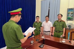 Cơ quan Cảnh sát điều tra, Công an tỉnh Sơn La thi hành lệnh bắt bị can Lê Văn Kỳ, Phó Giám đốc Sở Nông nghiệp và Phát triển nông thôn tỉnh Sơn La (nguyên Chủ tịch UBND huyện Bắc Yên). Ảnh: TTXVN phát