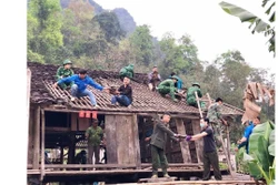 Một căn nhà dột nát ở huyện Thạch An được lực lượng công an huyện, dân quân, biên phòng hỗ trợ tháo dỡ để xây mới. Ảnh: TTXVN phát