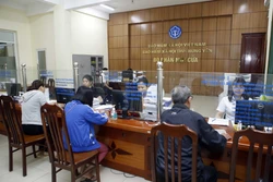 Nhân viên bảo hiểm y tế Hưng Yên hướng dẫn người dân tham gia bảo hiểm xã hội. Ảnh: Phạm Kiên - TTXVN