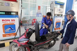 Mua bán xăng, dầu tại điểm kinh doanh xăng, dầu trên địa bàn thị trấn Mèo Vạc, huyện Mèo Vạc, Hà Giang. Ảnh: Trần Việt - TTXVN