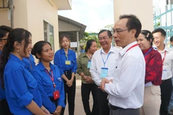 Đoàn công tác kiểm tra điểm thi Trường Trường THPT Tập Sơn (huyện Trà Cú). Ảnh: TTXVN phát