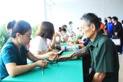 Khám, chữa bệnh, tặng quà cho thương binh, bệnh binh tại Lai Châu