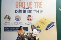 Tiến sĩ Lê Nguyên Phương, người hiệu đính cuốn sách, chia sẻ về vấn đề chấn thương tâm lý ở trẻ. Ảnh: Thu Hoài - TTXVN