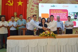 Lễ ký kết tiếp nhận và khởi động dự án “Vươn mình - Phát triển sinh kế bền vững”. Ảnh: Hoài Thu – TTXVN