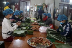 Công nhân Cơ sở sản xuất nem chua cao cấp Hưng Anh, huyện Yên Định đang tăng gia sản xuất để có hàng bán vụ tết. Ảnh: Nguyễn Nam-TTXVN