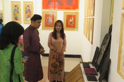 Triển lãm trưng bày nhiều mộc bản tranh dân gian. Ảnh: Tường Vi - TTXVN