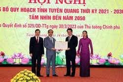 Thứ trưởng Bộ Kế hoạch và Đầu tư Trần Quốc Phương (bên phải) trao Quyết định số 325/QĐ-TTg ngày 30/3/2023 của Thủ tướng Chính phủ cho tỉnh Tuyên Quang. Ảnh: Quang Cường – TTXVN