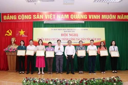Lãnh đạo Ban Dân tộc Thành phố Hồ Chí Minh khen thưởng các tập thể có thành tích xuất sắc trong công tác chăm lo, thực hiện chính sách dân tộc năm 2022. Ảnh: Xuân Khu-TTXVN