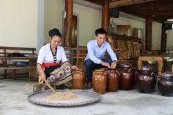 Làm rượu cần truyền thống ở bản Phảy, xã Tiên Kỳ, huyện Tân Kỳ, tỉnh Nghệ An. Ảnh: Bích Huệ - TTXVN