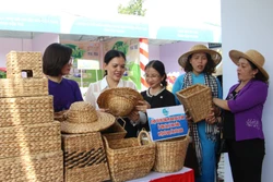 Các sản phẩm đạt chứng nhận OCOP tại hội chợ. Ảnh: Chương Đài - TTXVN
