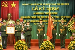 Trao tặng Huân chương Chiến công hạng Nhất cho Bộ đội Biên phòng tỉnh Điện Biên. Ảnh: Xuân Tư - TTXVN