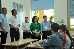 Đoàn công tác của Bộ Giáo dục và Đào tạo kiểm tra công tác chuẩn bị tại các điểm thi tốt nghiệp THPTg năm 2023 trên địa bàn thành phố Kon Tum. Ảnh: Khoa Chương - TTXVN