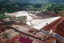 Tình trạng sạt trượt đất gây ảnh hưởng đến cụm công trình đầu mối của dự án hồ chứa nước Đông Thanh khiến nhiều hạng mục bị nghiêng, nứt, dịch chuyển, đẩy nổi… so với ban đầu. Ảnh: TTXVN phát