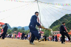 Lễ khai mạc gắn với Lễ hội Gầu tào và biểu diễn khèn Mông. Ảnh: Nam Thái - TTXVN