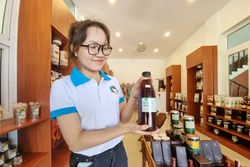 Các sản phẩm OCOP, sản phẩm đặc thù của Ninh Thuận được trưng bày, bán tại Khu du lịch Hang Rái, Vườn quốc gia Núi Chúa (xã Vĩnh Hải, huyện Ninh Hải). Ảnh: Nguyễn Thành – TTXVN