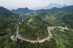 Một khúc cua trên đỉnh dốc Cun thuộc địa bàn thành phố Hòa Bình. Ảnh: Trọng Đạt-TTXVN