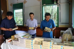 Sản phẩm OCOP "Bánh phồng tôm nhà cổ" được bán tại làng nhà cổ Đông Hòa Hiệp, huyện Cái Bè, tỉnh Tiền Giang. Ảnh: Hữu Chí - TTXVN