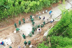Ra quân làm đường giao thông nông thôn xã Mường Lèo. Ảnh: Quang Quyết - TTXVN