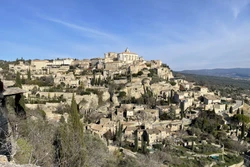 Làng cổ Gordes với những ngôi nhà xây bằng đá hộc nằm liền kề nhau, nhấp nhô theo độ dốc của sườn núi. Ảnh: Thu Hà - TTXVN