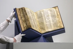 Cuốn Kinh thánh Do Thái "Codex Sassoon" hơn 1000 năm tuổi được bày bán đấu giá ở New York, Mỹ ngày 17/5/2023. Ảnh: AFP/TTXVN