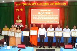 Phó Bí thư Tỉnh ủy Trà Vinh Lâm Minh Đằng trao Bằng khen cho các cá nhân có thành tích xuất sắc trong thực hiện Nghị quyết 29. Ảnh: Thanh Hòa-TTXVN