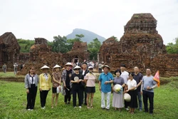 Đoàn du khách Hàn Quốc tham quan Di sản Văn hóa thế giới Mỹ Sơn (Quảng Nam) sáng 2/9/2023. Ảnh: Đoàn Hữu Trung - TTXVN