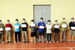 Các đối tượng xuất cảnh trái phép bị bắt giữ tại Đồn biên phòng Bình Nghi ngày 13/4/2023. Ảnh: TTXVN phát