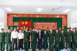 Phó Chủ tịch nước Võ Thị Ánh Xuân chụp ảnh lưu niệm cùng lãnh đạo tỉnh Bình Phước, lãnh đạo Bộ đội Biên phòng, các sở, ngành, chính quyền địa phương. Ảnh: K GỬIH-TTXVN