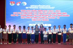 Trao học bổng Vừ A Dính cho học sinh dân tộc thiểu số ở Sóc Trăng