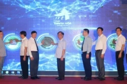 Các đại biểu thực hiện nghi thức công bố tuyến du lịch kết nối các huyện Yên Định, Thọ Xuân, Vĩnh Lộc, Cẩm Thủy. Ảnh: Hoa Mai - TTXVN