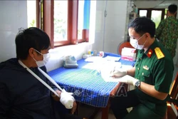 Trung tâm y tế thị trấn Trường Sa cấp cứu ngư dân gặp nạn trên biển