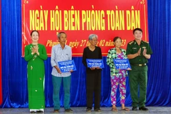Trao nhà đại đoàn kết cho hộ nghèo ở thị xã Vĩnh Châu. Ảnh: Trung Hiếu-TTXVN